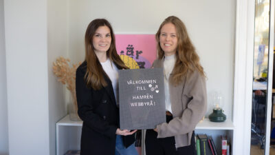 Bild på praktikanterna Sofia och Ella