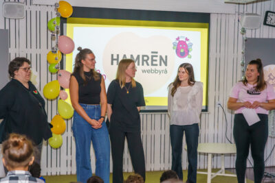 Hamrén presenterar sitt arbete med Koll på Lagen Junior.